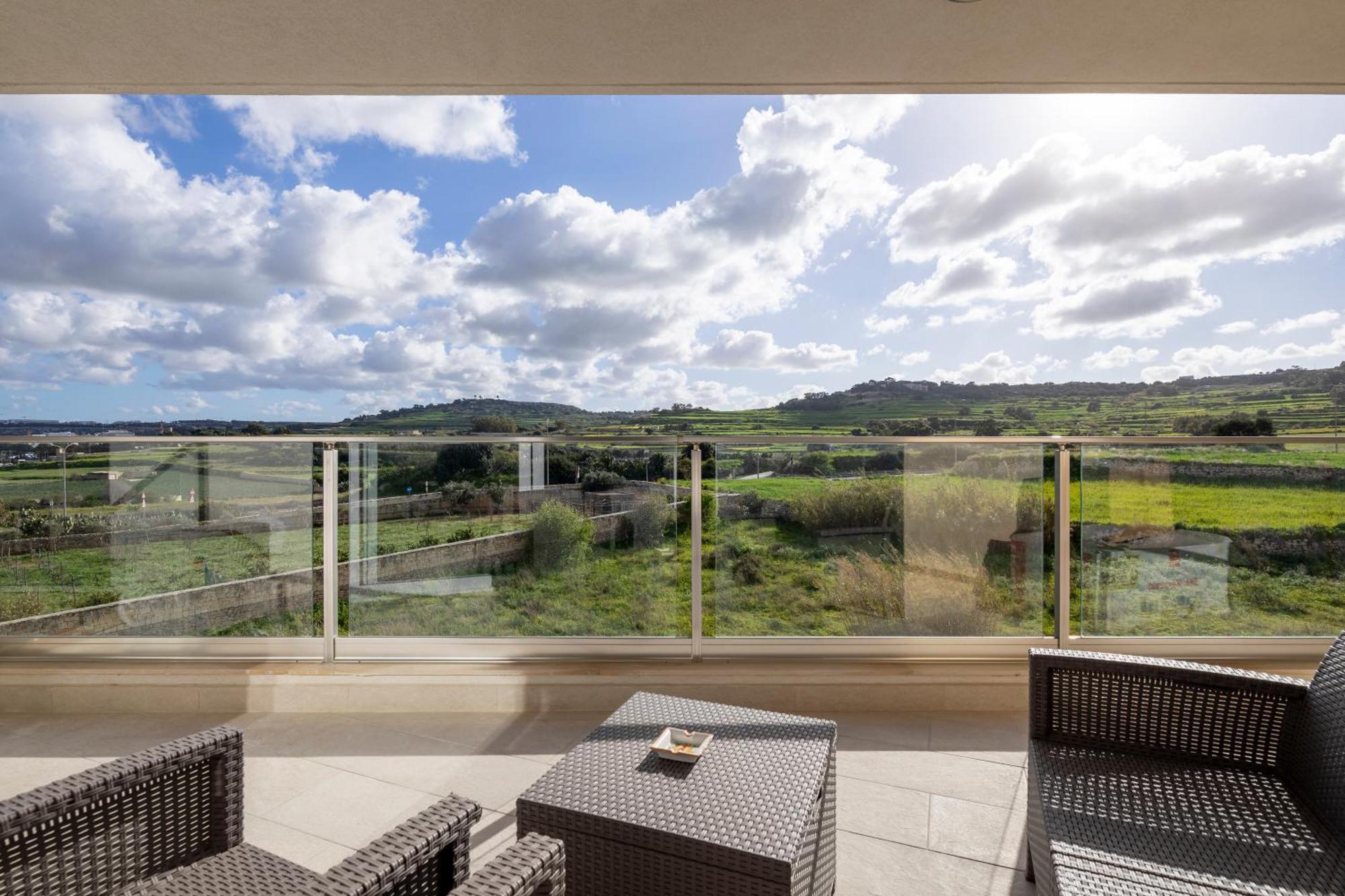 Modern & Spacious 2br With Country Views - Close To Xemxija Bay Apartment