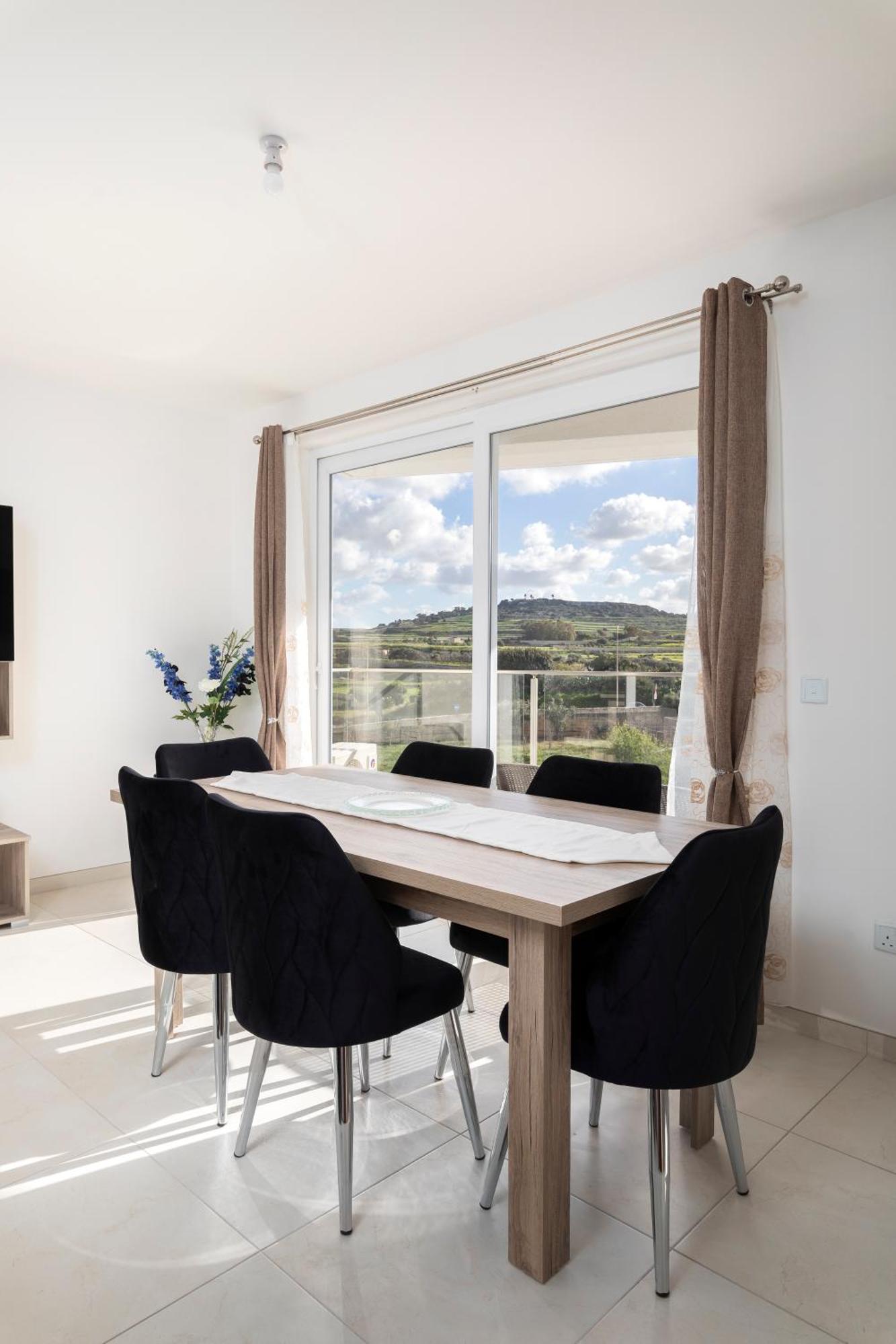 Apartment Modern & Spacious 2br With Country Views - Close To Xemxija Bay *