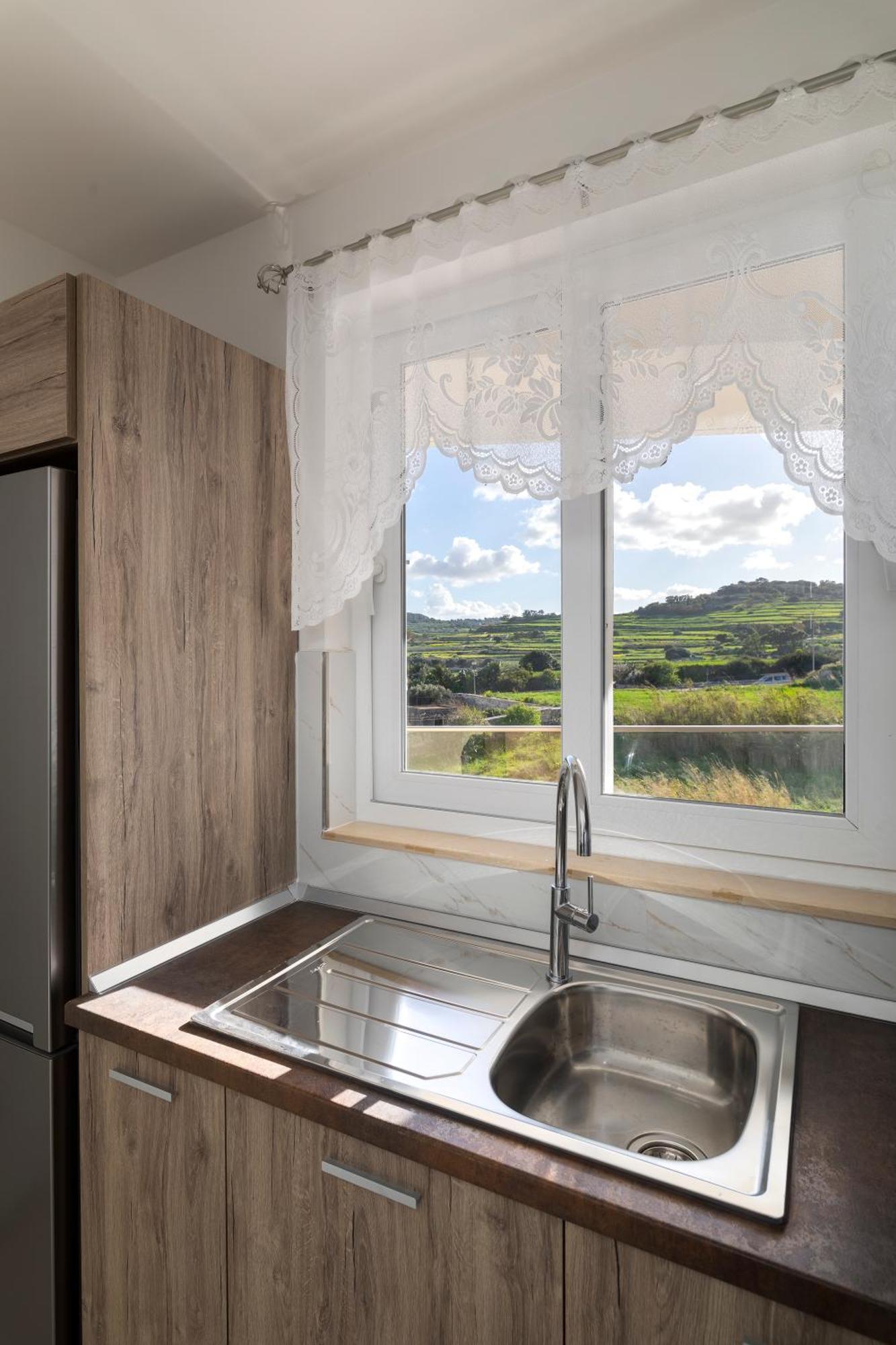 Modern & Spacious 2br With Country Views - Close To Xemxija Bay *
