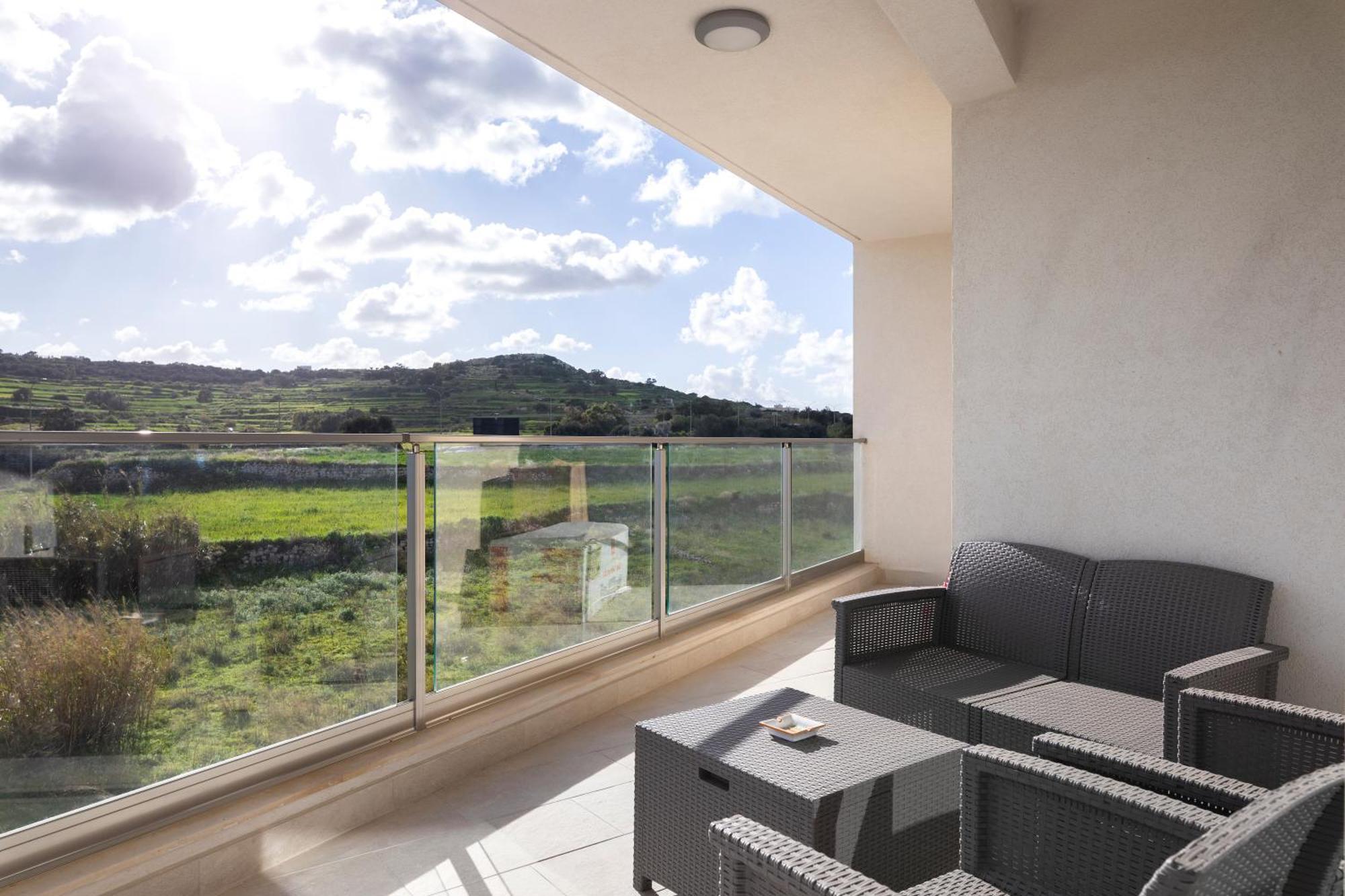 Modern & Spacious 2br With Country Views - Close To Xemxija Bay *